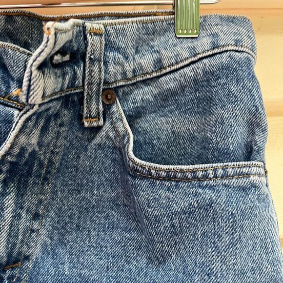 Levi’s blue denim shorts, front pockets, zipper closure, hem fringes, 25 - Picture 4 of 7